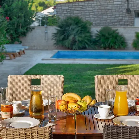 Serviced Family By The Sea, Mezaninе Lеvеl Bed & Breakfast