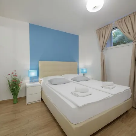 Serviced Family By The Sea, Mezaninе Lеvеl Bed & Breakfast *