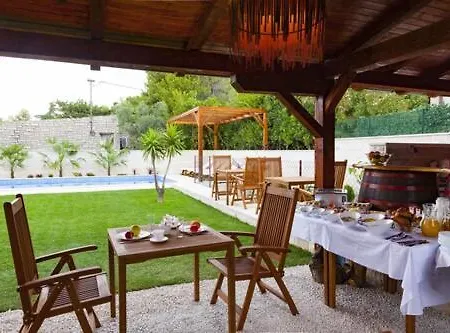 Serviced Family By The Sea, Mezaninе Lеvеl Bed & Breakfast Bol